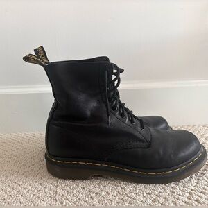 Black Dr. Martens- original women’s 9/ EU 41